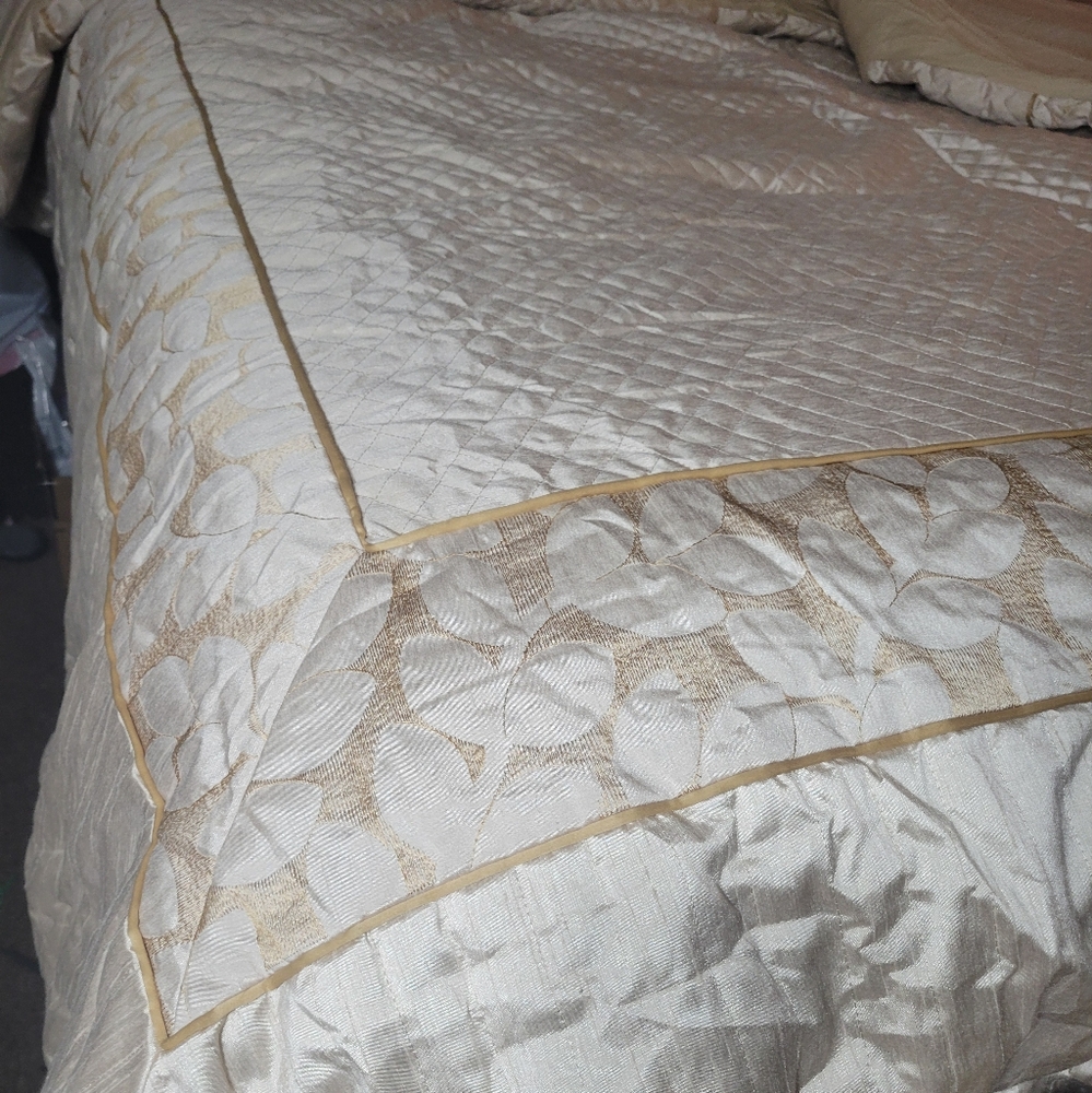 Elegant Cream & Gold Demask Luxury Bedding Set Queen Quilt, 2 Shams, 5 Pillows - Picture 9 of 13